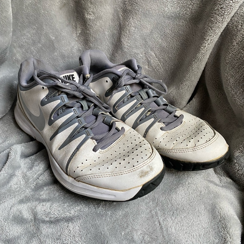 Nike Vapor Court Women's Size 10 Athletic Shoes White/Gray Leather Pre Owned
